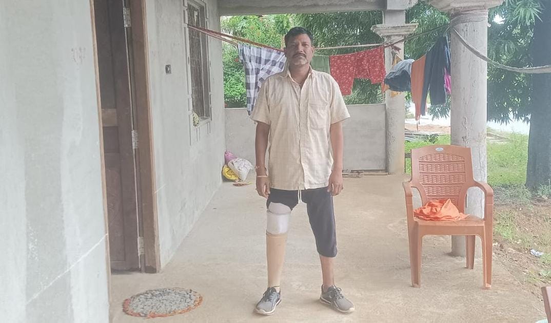 सड़क दुर्घटना में एक पैर गंवा चुके नंदकुमार को मुख्यमंत्री विष्णुदेव साय की पहल पर मिला कृत्रिम पैर,